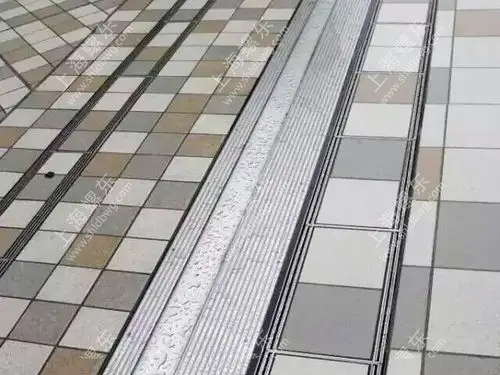 不锈钢排水沟简介 不锈钢缝隙式盖板分2种:侧缝式  中缝式