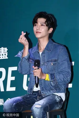 毕书尽牛子夹克 牛仔裤 脚穿休闲靴帅气十足