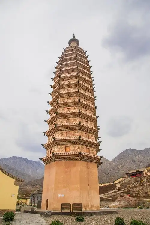 贺兰山麓的拜寺口双塔(bj)