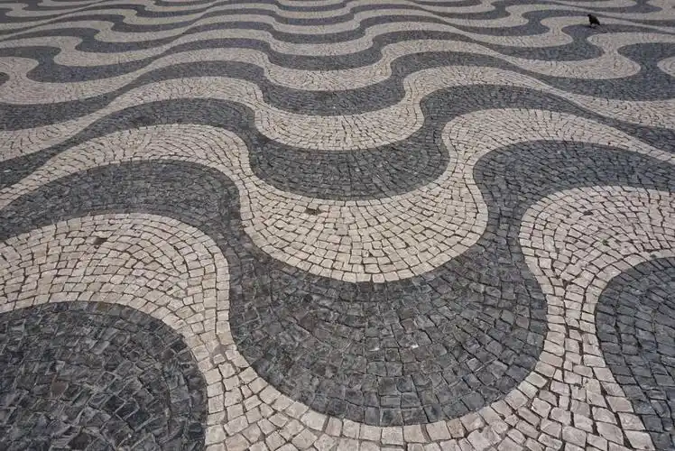 大的视觉冲击就是波浪形的路面,用黑白不同颜色的石块铺就的几何图案