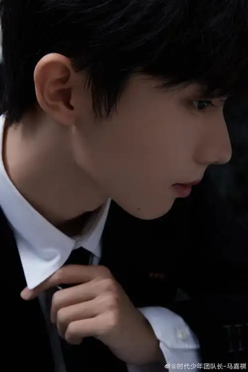 马嘉祺黑西装荒野大片