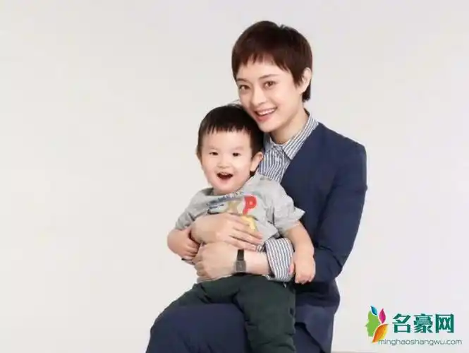 孙俪抱着经纪人儿子 调侃好友郭思:对我们好点