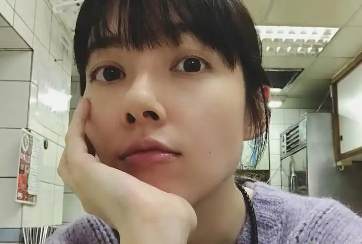 向佐带郭碧婷外出度假,郭碧婷素颜出镜衣着宽松,确定没怀孕吗?