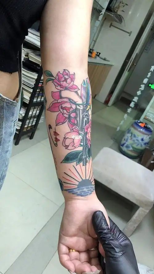 女生小花臂遮盖纹身