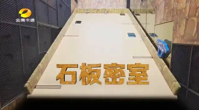 石板密室 一只袜子引发的"惨案" 作为石头城公认难玩的经典密室 石板