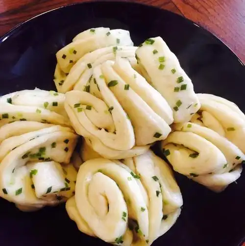 一只包子囡做的葱油椒盐花卷