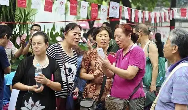 公园相亲角大爷大妈告诉你:平等婚姻为何重要?