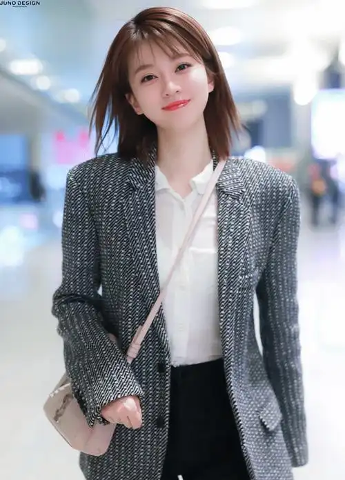 乔欣又秀大长腿,西装搭紧腿裤比例优越,完全不浪费172的身高