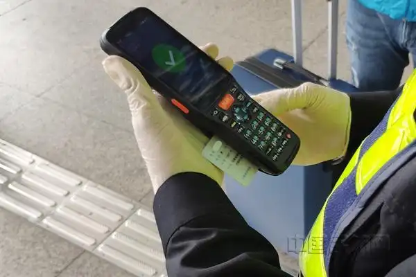 旅客只需将身份证放在手持终端上停留片刻,便会显示健康码状态_副本.