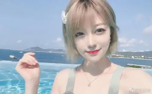 比如女网红比心咬米如今的知名度就非常高,她凭借游