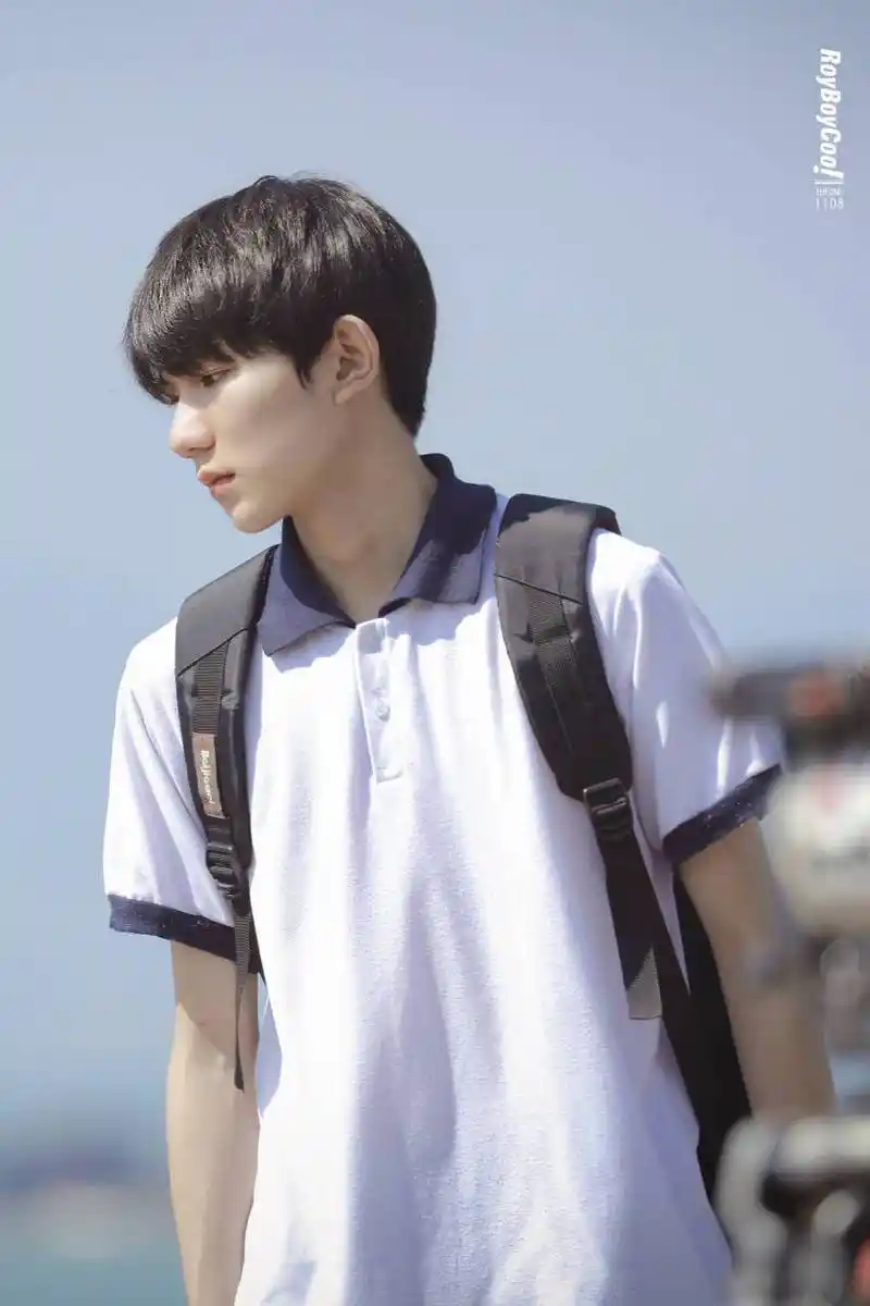 王源# 【王源 校服】 卸下华服 换上普通的校服 也会是校园中最靓丽