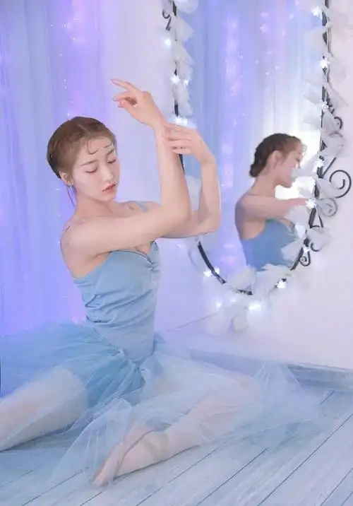 芭蕾舞美女唯美白纱裙翩翩起舞气质写真