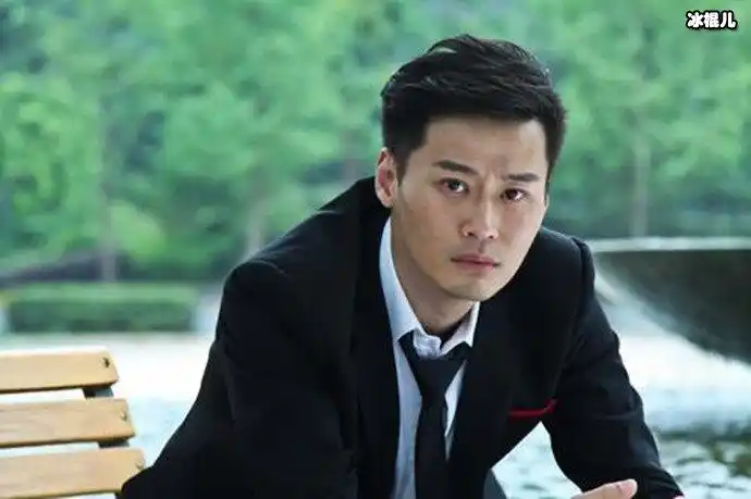 程皓枫大学毕业后因为成绩优秀直接留校任教,同时他还担任电视台的