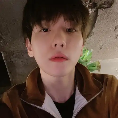 边伯贤#开始期待宝宝新的自拍头像 新的昵称 新的签名新的背景图 和