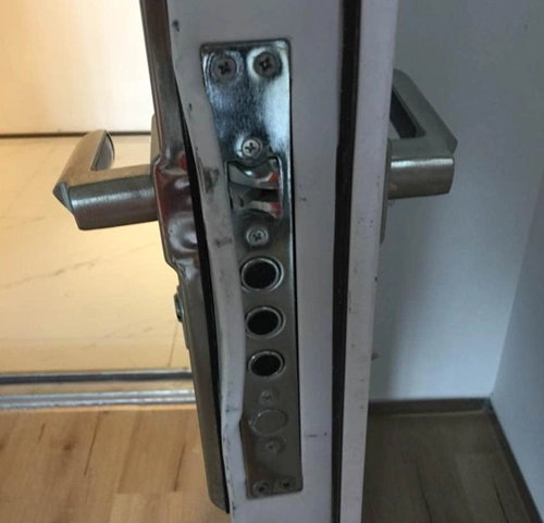 门锁损坏.(引自网友"拧波银"帖文)