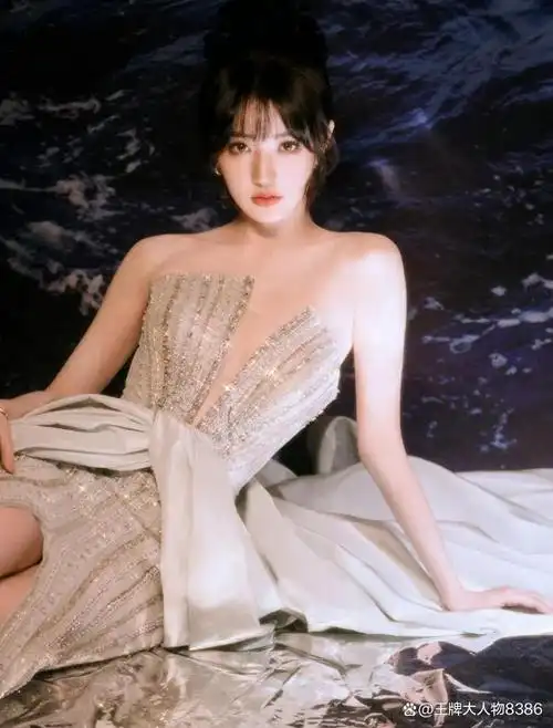 徐璐,身穿一袭长裙,纯洁如同一张白纸