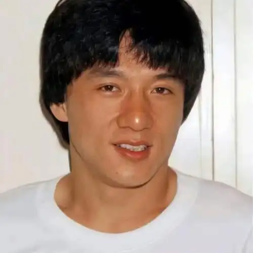 其实成龙年轻时候也是很帅的