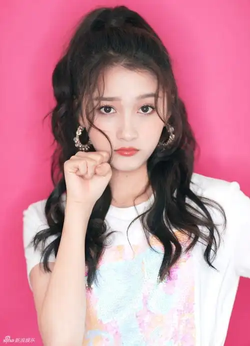 关晓彤穿蓬蓬裙变身长腿芭比捧脸嘟嘴可爱迷人