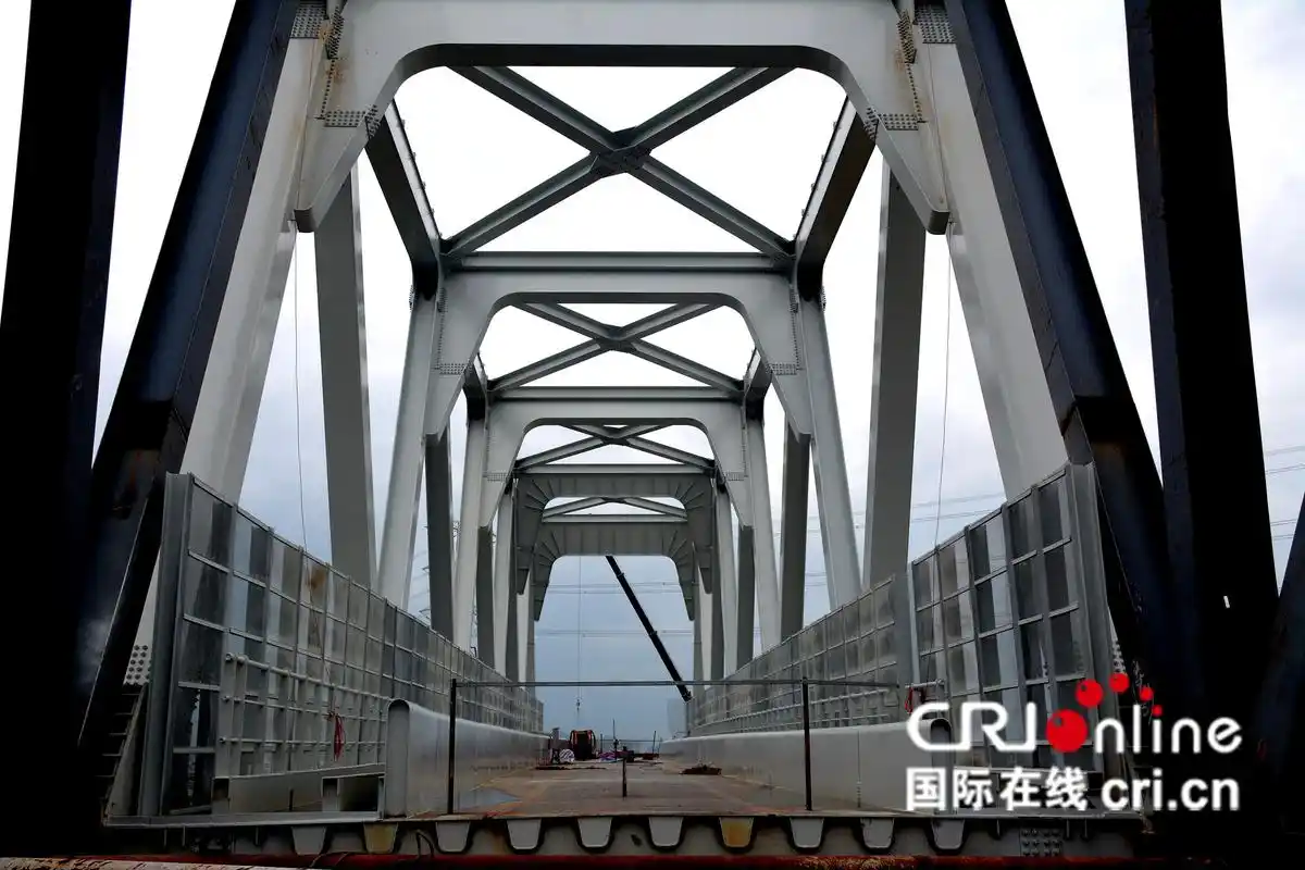 梅汕高铁上跨厦深高铁钢桁梁成功就位