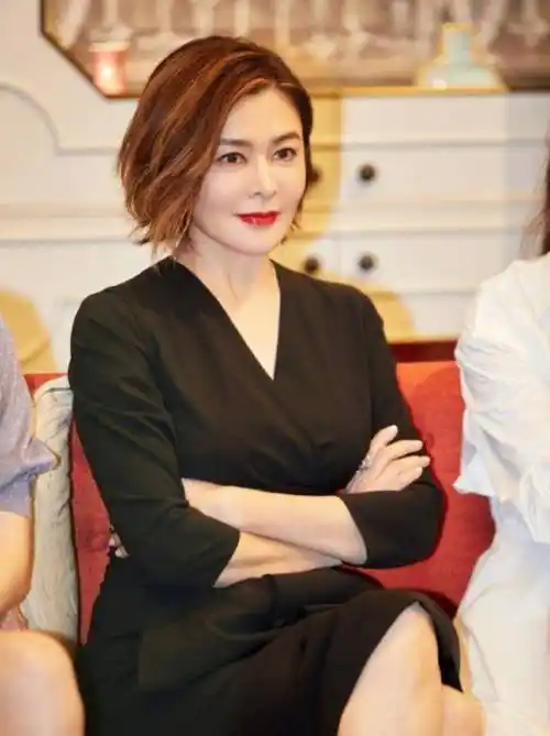 57岁关之琳近照,经历多段恋情至今单身,不愧为第一女神_婚姻_富豪