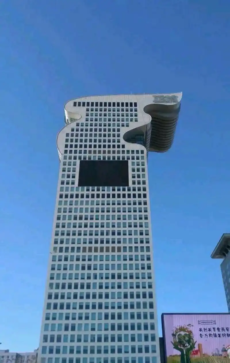 曾经顾辉煌一时的北京北四环中路的"盘古大观"大厦,经过两年的改造,"