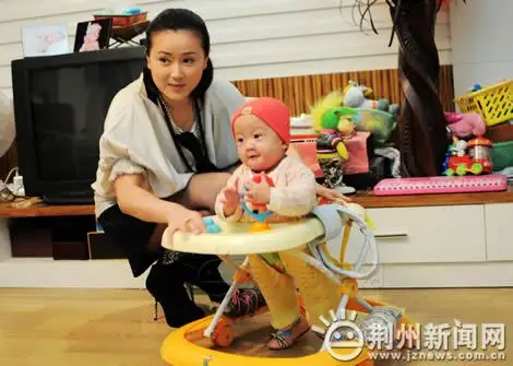 周莉和大女儿骄骄在一起