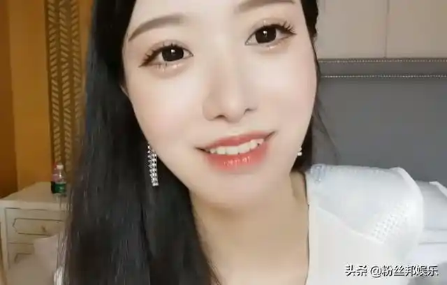 虎牙电母林真心晒孕照,自曝孩子已经出生,网友:原来