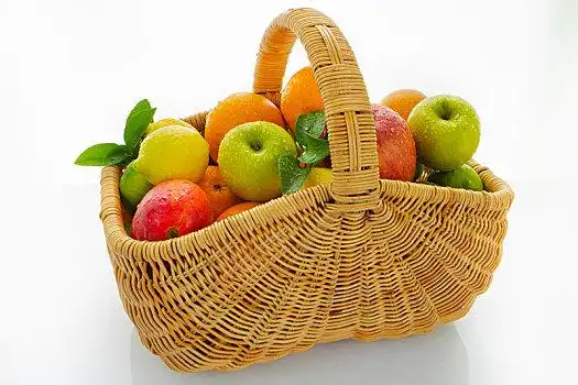 装在篮子里新鲜的综合水果在白色的背景