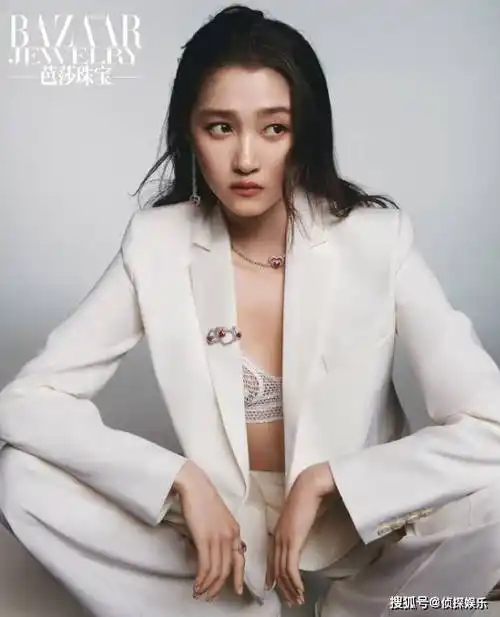 原创关晓彤飒爽御姐风大片曝光内衣配西装又美又撩颜值身材超养眼