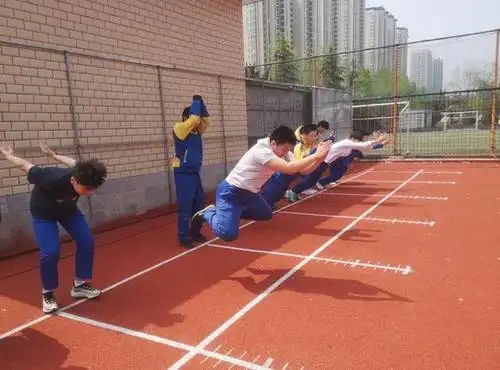 临沂第十七中学的学生正在练立定跳远.