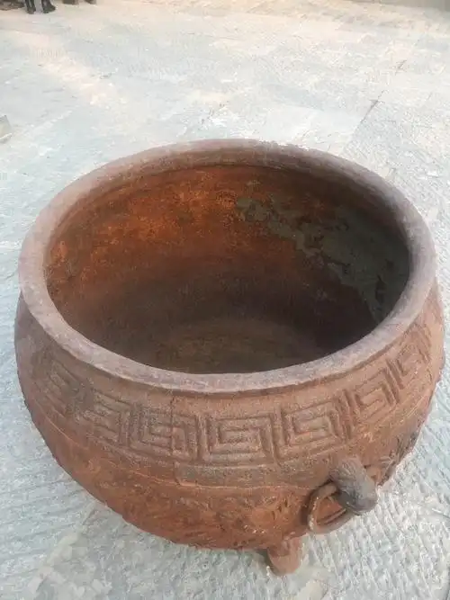这个锈迹斑驳的大铁缸大家知道叫什么吗?