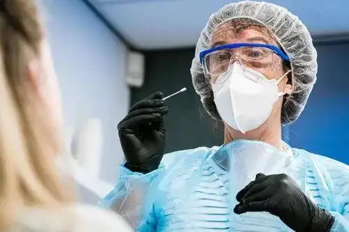 9月29日,在荷兰登博斯,一名护士进行新冠病毒检测采样.新华社/法新