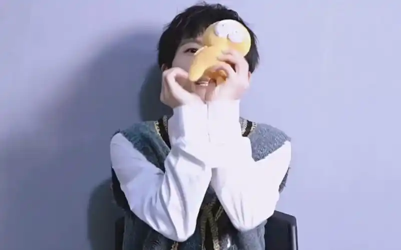 【周深】论深深的那些比心姿势,虽然混入了不是比心的片段,深深怎么