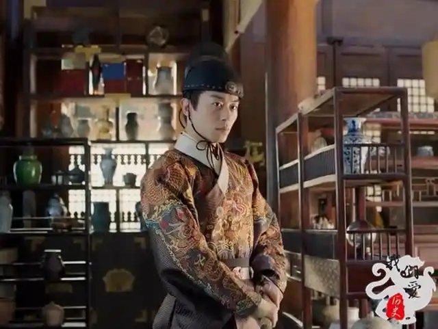 《大明风华》里,由朱亚文饰演的皇孙朱瞻基以一身锦衣卫的装束闪亮
