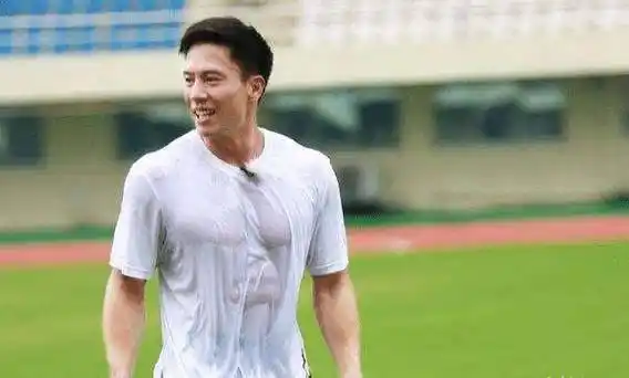 拍摄策划得到知名演员的欣赏,成为了优秀演员,他就是安志杰