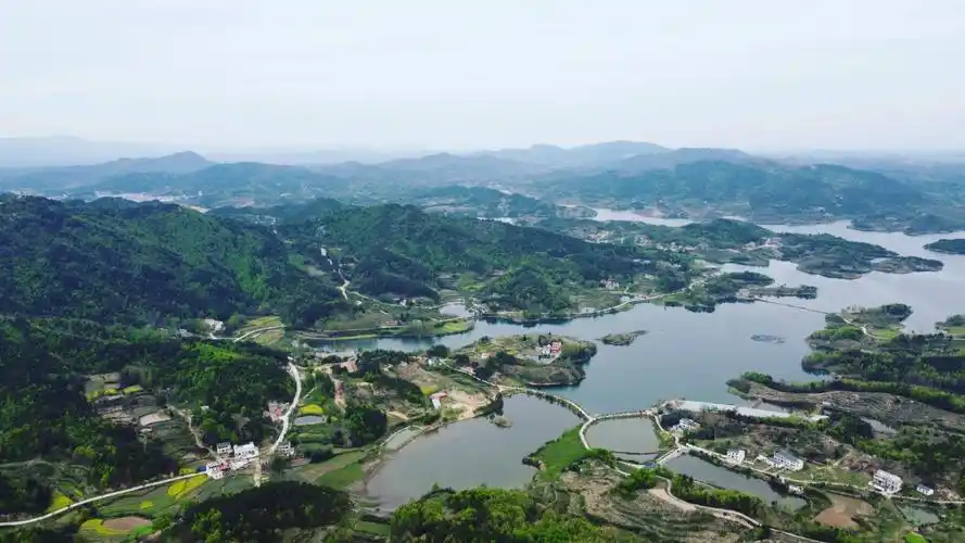 在大别山深处信阳商城县吴河乡有一座美丽的村庄