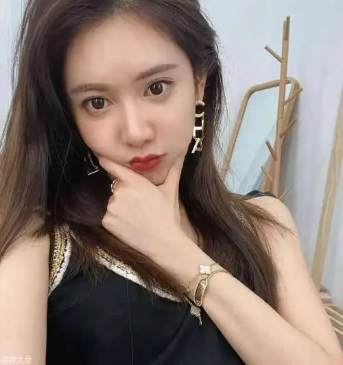 美娜在那次直播中掀球衣了「记得收藏」