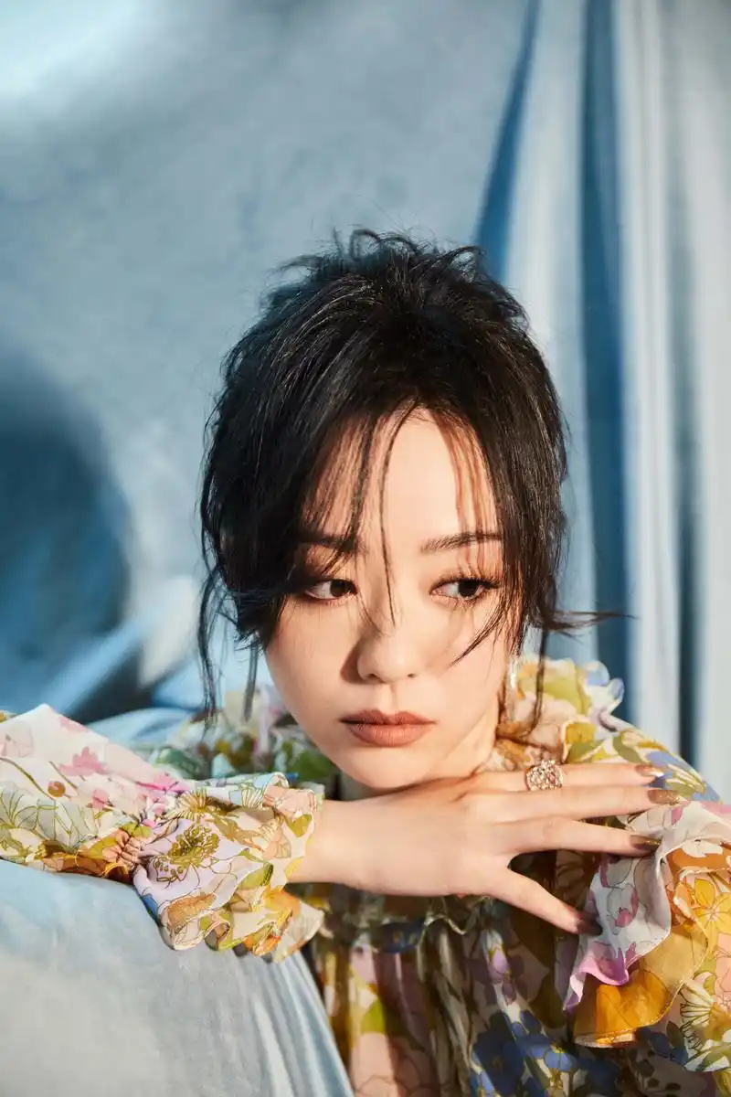 张靓颖今晚作为爱心宣传大使出席bazaar明星慈善夜,水钻刺绣v领连衣裙