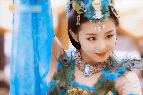 古装羽毛头饰,犹如锦上添花,将女星的美丽衬托得更加惊艳在.