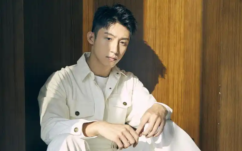 电脑壁纸 明星 大陆明星 时尚男星黄景瑜帅气写真