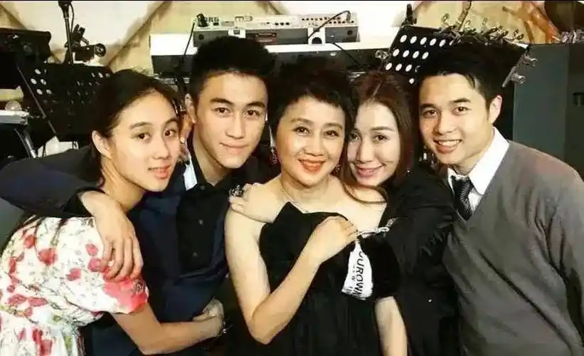 四房活动全家福曝光,从站位看奚梦瑶地位,婆婆梁安琪甘愿让c位_家族