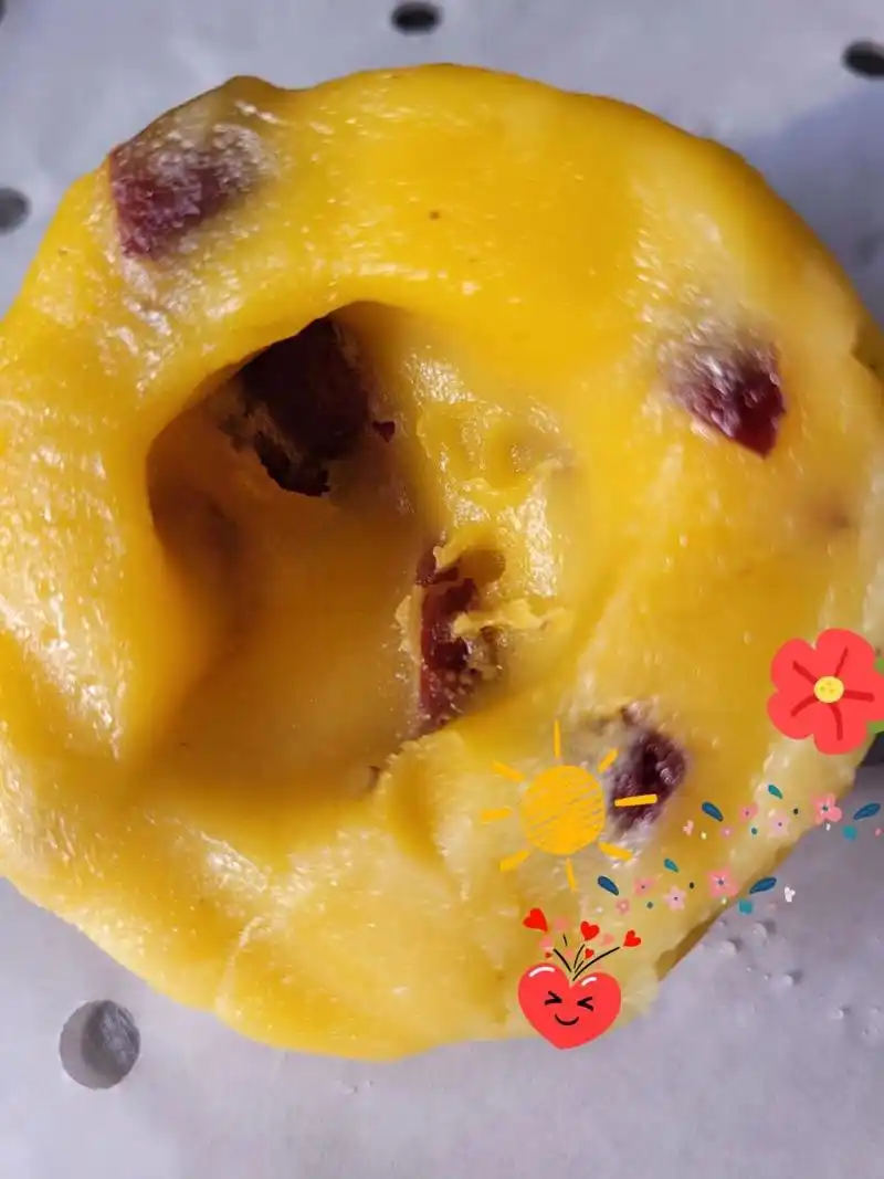 最简单的黄黏面窝窝头做法 一半黄玉米面 一半黄黏面 搅拌均匀 将切好