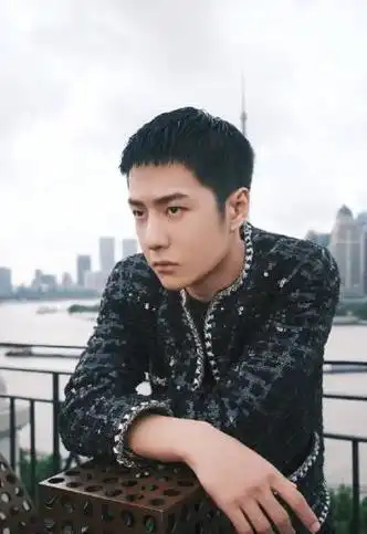 男生穿"小香风"也不差,王一博短发造型简单利索,矜贵又绅士