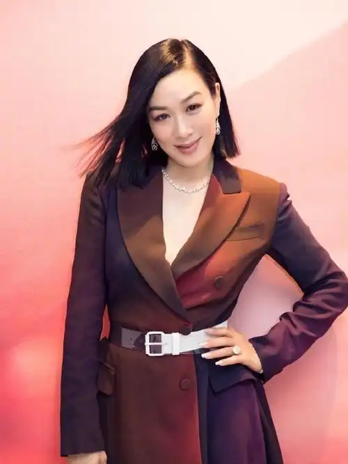 49岁钟丽缇新造型,渐变色西装裙配波波头性感又大气,美得很高调