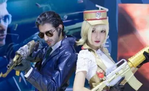 最强cf女角色cos秀斯沃特被众人围拥夜玫瑰令人心动