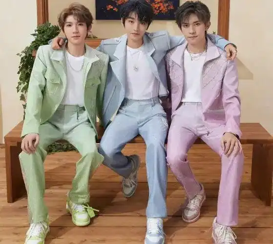 tfboys还没解散时,一个去北影,一个去中戏,只有王源一人去了美国