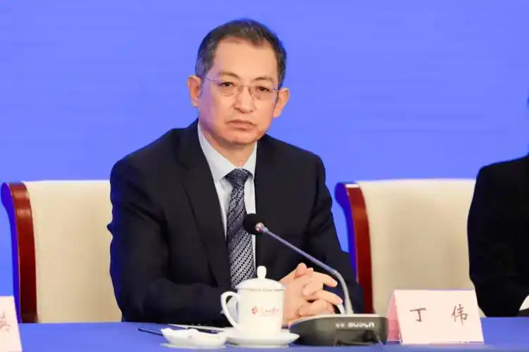 在答记者问环节中,丁伟详细介绍了长城国际民间文化艺术节的准备情况.