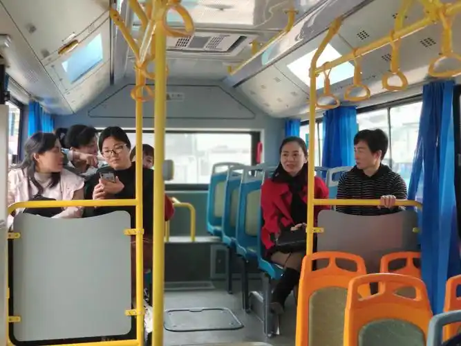 发往邵东西站802路公交车上的乘客喜笑颜开