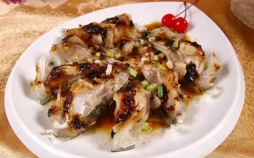 豉汁蒸鱼头 以豉汁蒸的方法烹制,里面除了姜葱及豉汁外,没其他的