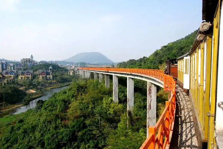 在深圳东部三洲田连绵的山林中,时不时可以看到小火车在缓缓驰过.